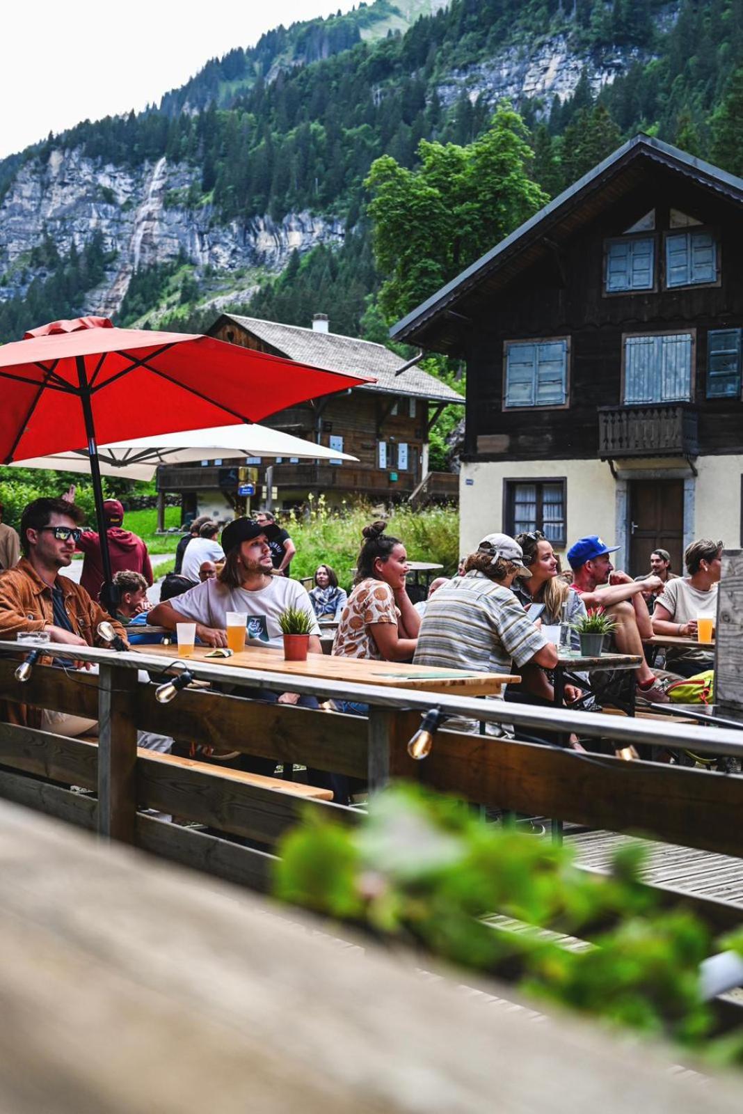 1861 Chatel Hostel Екстериор снимка